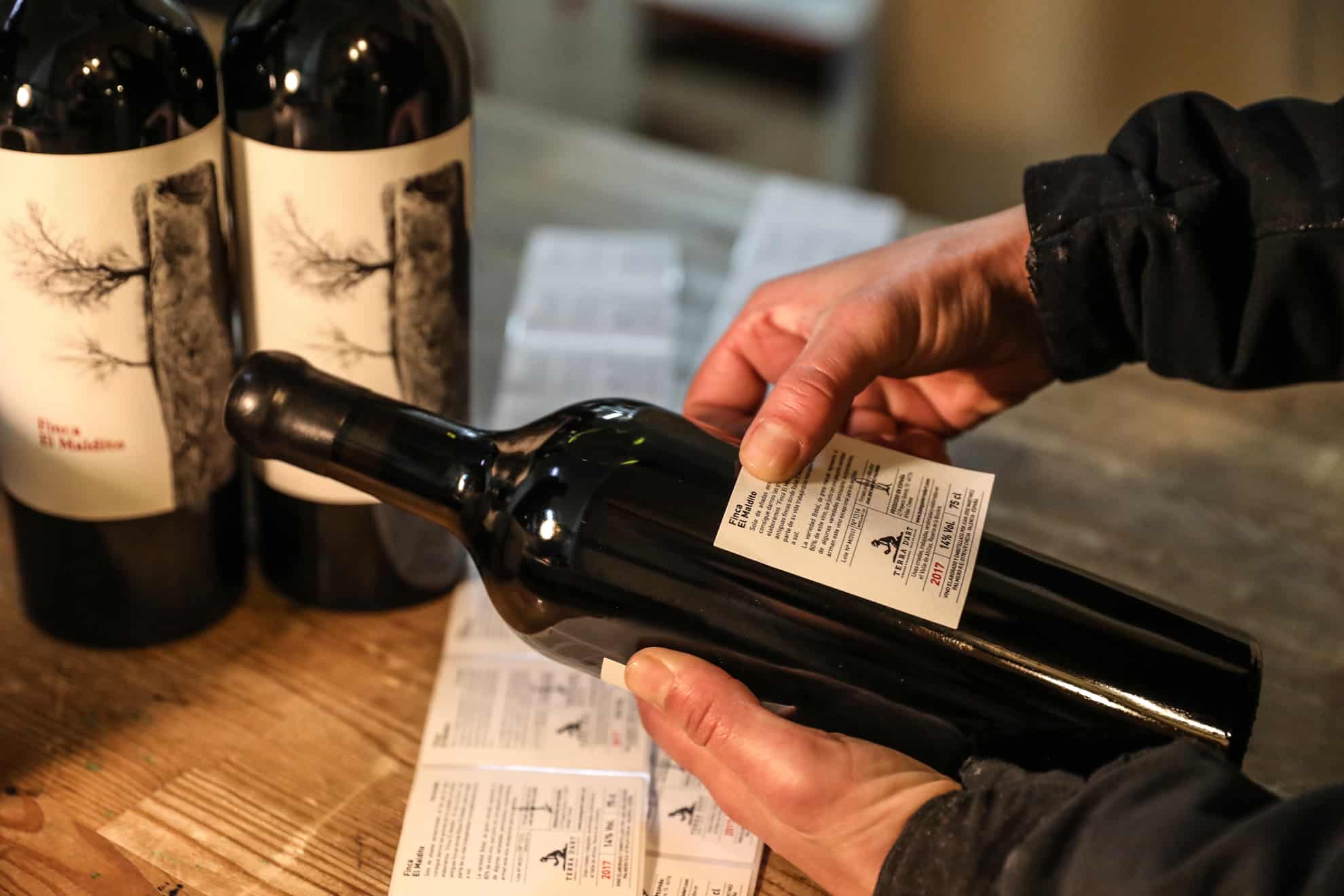 Proceso de etiquetado de las botellas Terra D'Art